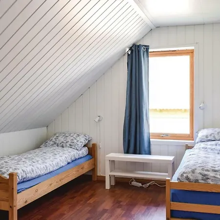 4 Bedroom Beautiful In Σπίτι διακοπών *