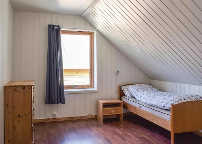 Holiday home 4 Bedroom Beautiful In Steinsto
