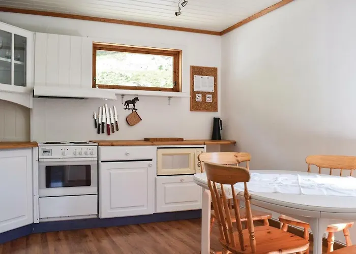 4 Bedroom Beautiful In Holiday home Steinsto